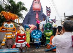 Fotografía de monigotes de la película 'Intensamente' durante la 'Ruta de Monigotes Gigantes' este lunes, en Guayaquil.