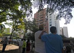 Personas evacúan después de un terremoto en Cali, Colombia, este 10 de agosto de 2026.