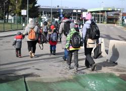 Las personas que huyen de la región del conflicto ruso-ucraniano llegan a la frontera polaco-ucraniana en Medyka, sureste de Polonia.