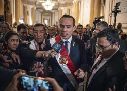El presidente interino de Perú, José Jerí Oré se dirige a los medios tras jurar su cargo ante el Pleno del Congreso este jueves en Lima, (Perú).