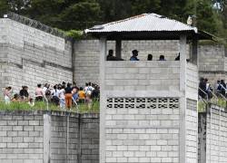 Guardias de prisión vigilan a las reclusas del Centro Femenino de Adaptación Social (CEFAS) después de que se registró un incendio en las instalaciones, presuntamente iniciado por personas privadas de libertad.