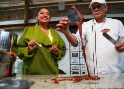 La prefecta de la provincia de Pichincha, Paola Pabón, prueba chocolate durante una entrevista con EFE hoy lunes, en Quito.