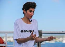 La actriz española Alba Flores habla en una entrevista con EFE este domingo, en la Isla Santa Cruz del archipiélago de Galápagos (Ecuador), ella llegó a las islas ecuatorianas para abogar de la mano de la organización ecologista Greenpeace por la ratificación del Tratado de los Océanos de las Naciones Unidas, suscrito hace un año.