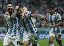 Julián Álvarez (c) de Argentina celebra un gol con Lionel Messi hoy, en un partido de semifinales del Mundial de Fútbol Qatar 2022 entre Argentina y Croacia en el estadio de Lusail (Catar).