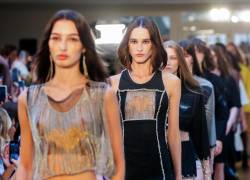 Los modelos presentan creaciones de Victoria/Tomas de la colección de ropa de mujer Primavera/Verano 2024 durante la Semana de la Moda de París en París, Francia.
