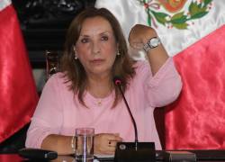 La presidenta de Perú, Dina Boluarte, muestra sus joyas en una rueda de prensa este viernes, en Lima (Perú).