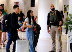 Un integrante del Servicio de Inmigración y Control de Aduanas (ICE) custodian este lunes, en el Aeropuerto Intercontinental George Bush en Houston (EE.UU).