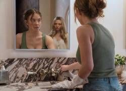 Escena de Empleada en la que aparecen Milly Calloway, interpretada por Sydney Sweeney (I), y Nina Winchaster, a quien Amanda Seyfried (D) da vida.