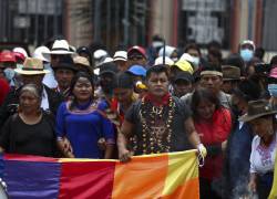Indígenas de la Confederación de Nacionalidades Indígenas del Ecuador (Conaie), participan en una marcha este martes, en Quito (Ecuador).