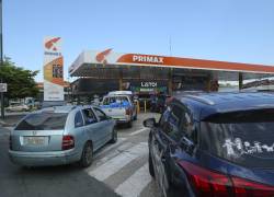Foto referencial de una estación de servicio atiende el despacho de combustible a los conductores.