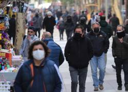 Personas usando mascarilla en una calle de Santiago de Chile. Foto: EFE
