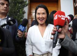 La candidata derechista Keiko Fujimori habla con periodistas este miércoles, en Lima.