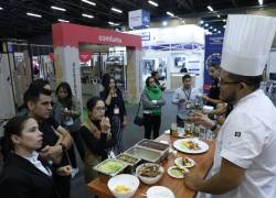 El chef ecuatoriano Galo Pillalaza prepara platos de hornado como parte de la muestra de gastronomía ecuatoriana en Bogotá.