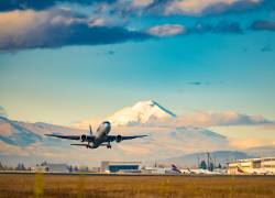 DGAC alerta a aviones sobre suministro limitado de combustible en Ecuador.