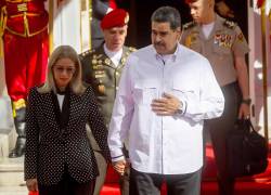 Fotografía de archivo del 18 de noviembre de 2023 del presidente de Venezuela, Nicolás Maduro (c) acompañado de su esposa Cilia Flores (i) durante un acto en Caracas (Venezuela).