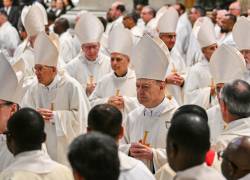 El cardenal italiano Gianfranco Ravasi (centro) asiste a la misa del Octavo Novemdiale, tras el funeral del papa y antes del cónclave, en la Basílica de San Pedro del Vaticano.
