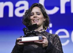La directora quiteña Ana Cristina Barragán recibió el Premio Orizzonti por el guión de su película “Hiedra” en Venecia, marcando un hito para el cine ecuatoriano.