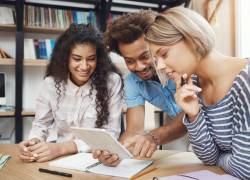 Senescyt abre nueva convocatoria para el programa de Becas Globo Común 2026