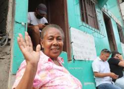 Una mujer posa en Esmeraldas durante la visita del presidente Lasso a esa provincia.