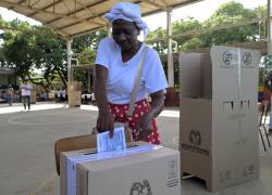 Una mujer ejerciendo su derecho al voto en Cauca, Colombia, este 21 de junio de 2026.
