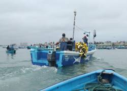 Pescadores artesanales en Santa Elena, en una lancha.