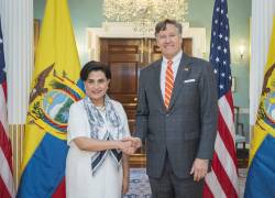 Fotografía de la canciller ecuatoriana, Gabriela Sommerfeld, y el secretario adjunto de Estado de los Estados Unidos, Christopher Landau.