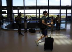 Un persona camina dentro del Aeropuerto Internacional de Tocumen este jueves, en Ciudad de Panamá (Panamá). La panameña Copa Airlines anunció que suspende de manera temporal sus vuelos desde y hacia Caracas.