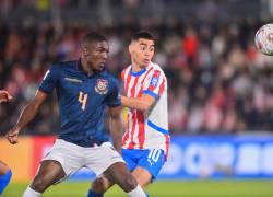 El defensa #04 de Ecuador, Joel Ordóñez, y el mediocampista #10 de Paraguay, Miguel Almirón, miran el balón durante el partido de clasificación sudamericana para la Copa Mundial de la FIFA 2026 entre Paraguay y Ecuador.