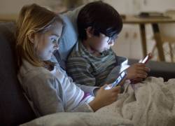 El exceso de tiempo en pantalla podría limitar el aprendizaje verbal de los niños