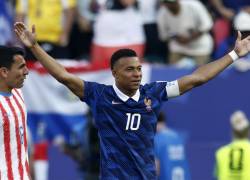 Kylian Mbappé, de Francia, celebra el gol que puso el 0-1 en el marcador durante el partido de octavos de final contra Paraguay.