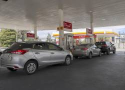 Vehículos hacen fila en una gasolinera este miércoles en Quito (Ecuador).