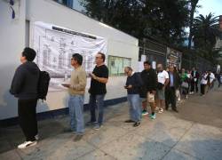 Electores esperan su turno para ejercer su derecho al voto en un centro de votación en Lima.