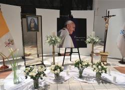 Fotografía que muestra una fotografía del papa Francisco, decorada con flores y velas en memoria del pontífice, este martes en una capilla ardiente ubicada en la Pontificia Universidad Católica (PUCE), en Quito.