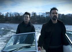 Fotograma cedido por Netflix donde aparece Alfonso Herrera (d), como Javi Elizonndro, y Jason Bateman (i), como Martin Marty Byrde, durante una escena de la serie Ozark que se estrenó este viernes a nivel mundial.