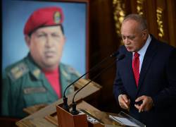 El ministro del Interior de Venezuela, Diosdado Cabello, habla junto a una pintura del fallecido presidente venezolano Hugo Chávez durante una sesión en la Asamblea Nacional en Caracas el 17 de septiembre de 2024.