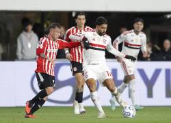 Ezequiel Piovi disputando el balón con Lucas Paquetá.