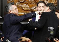 El senador Alejandro Moreno (izq.) del Partido Revolucionario Institucional (PRI) lanza un puñetazo al senador Gerardo Fernández Norona del Partido Movimiento de Regeneración Nacional (Morena).