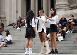 Fotograma cedido por HBO Max donde aparecen las actrices Zión Moreno (d) y Jordan Alexander (c), durante una escena de la serie Gossip Girl que estrena este jueves su nueva temporada después de seis temporadas emitidas entre 2007 y 2012.