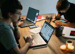 Jóvenes realizando actividades varias en sus portátiles.