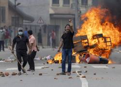 Personas observan las barricadas en llamas durante las protestas en Katmandú, Nepal, el 9 de septiembre de 2025.