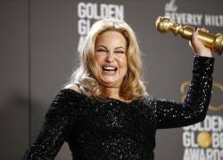 La actriz Jennifer Coolidge posa con su premio a Mejor Actriz Secundaria en los Globos de Oro 2023.