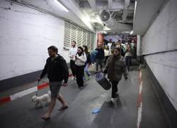 Residentes se refugian en el estacionamiento subterráneo del centro comercial Dizengoff Center en Tel Aviv, Israel, el 28 de febrero de 2026.