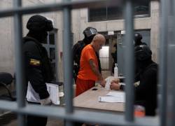 Fotografía que muestra al exministro ingresando al centro de máxima seguridad.