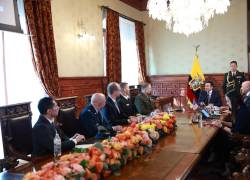 Fotografía difundida la Presidencia de Ecuador del presidente ecuatoriano, Daniel Noboa (c), saludando al comandante del Comando Sur de Estados Unidos, general Francis L. Donovan, en Quito.