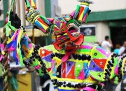 Festejo tradicional por carnaval en la ciudad de Guaranda, Ecuador.