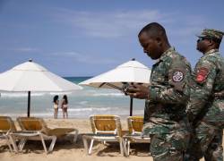 Un integrante de la Fuerza Aérea dominicana de la unidad de Defensa 911 controla un dron durante un operativo de búsqueda de la joven turista indo-estadounidense Sudiksha Konanki.