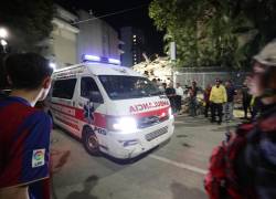 Una ambulancia transporta a una persona rescatada este miércoles, luego de dos fuertes terremotos que sacudieron el Caribe venezolano en Caracas.