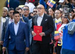28/11/2024.- El presidente de la Asamblea Nacional (AN, Parlamento) de Venezuela, Jorge Rodríguez, sostiene un documento en un acto en Caracas (Venezuela).