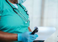 Fotografía referencial de una doctora realizando un registro.