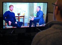 Imagen de una persona viendo la entrevista realizada por ITV, al príncipe Harry, Duque de Sussex tras la publicación de su libro de memorias 'Spare'.
